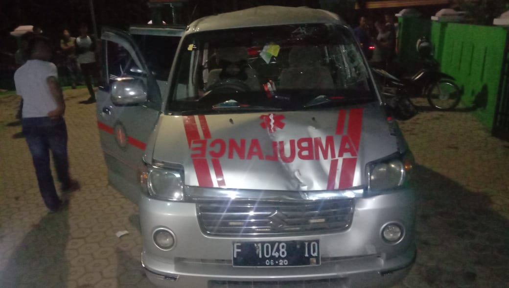 Hendak Mengantar Mayat dari Bogor, Mobil Ambulance Terbalik di Way Kanan.