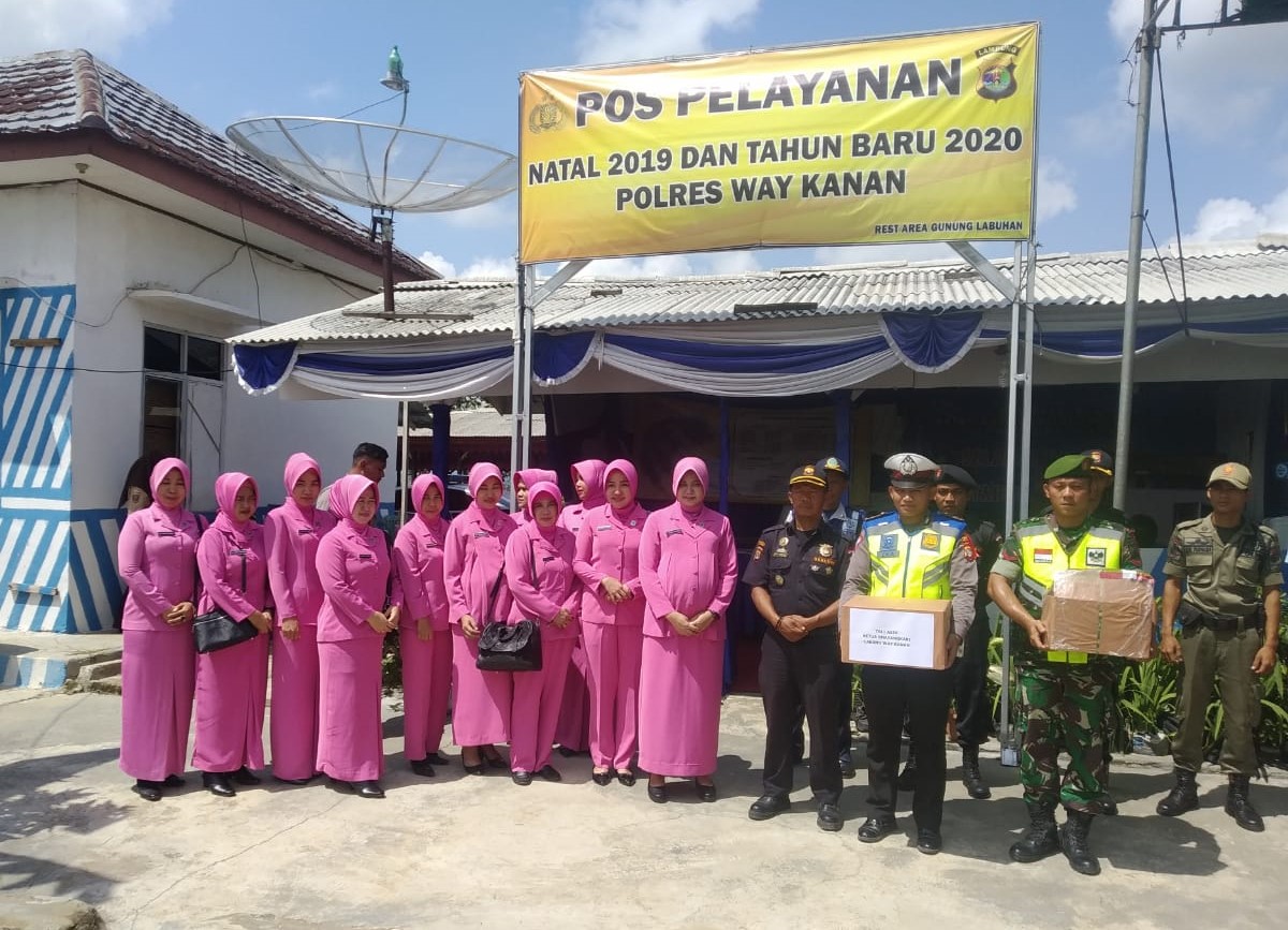 Ketua Bhayangkari Way Kanan Ny.Dina Siswantoro Tinjau Posko Operasi Lilin 2019 Krakatau, dan Sekaligus Berikan Tali Asih Kepada Personil gabungan yang bertugas.