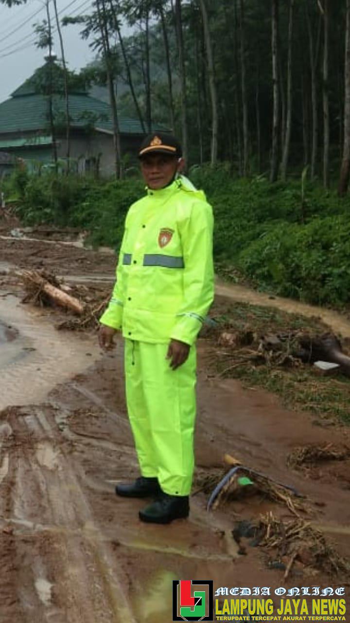 Polsek Semaka beserta jajaran personil Evakuasi lokasi banjir Dan longsor di semaka