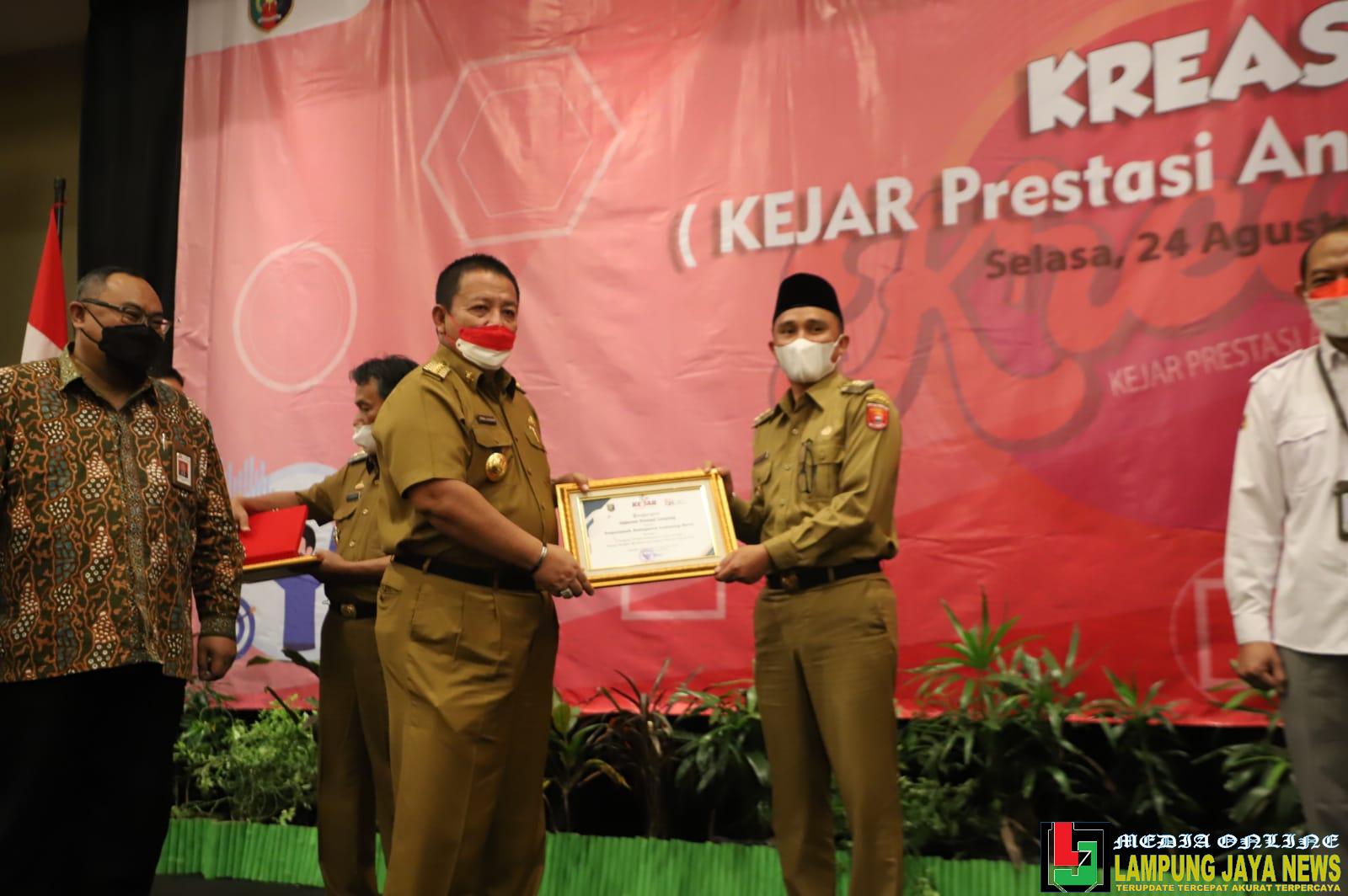 Dukung Program KEJAR 2021, Bupati Parosil Terima Penghargaan Dari Gubernur Lampung