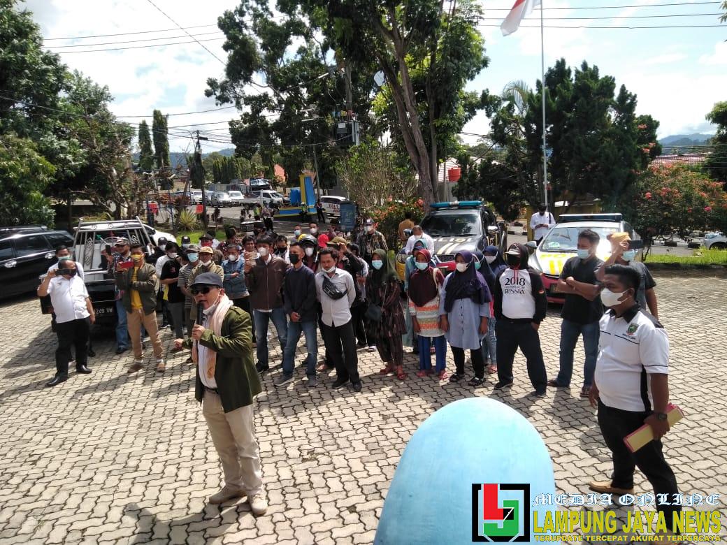 Masa Dua Pekon/Desa Gelar Aksi Damai Di Kantor Inspektorat Kabupaten Tanggamus Lampung