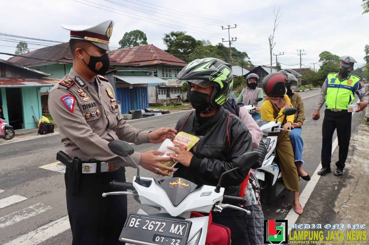 Operasi Keselamatan Krakatau 2022, Satlantas Polres Lampung Barat Bagikan Minyak, Masker dan Handsantizer Bagi Pengendara Tertib Lalu Lintas