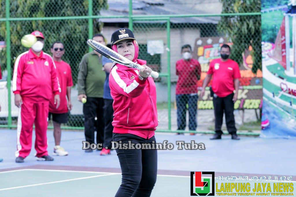 Meriahkan HUT Kabupaten Ke-25, Bupati Winarti Buka Tournamen Cup 2022 Tenis Lapangan