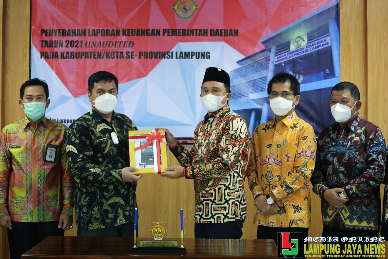Pemerintah Kabupaten Lampung Barat Serahkan LKPD TA.2021 Pada BPK RI Perwakilan Lampung