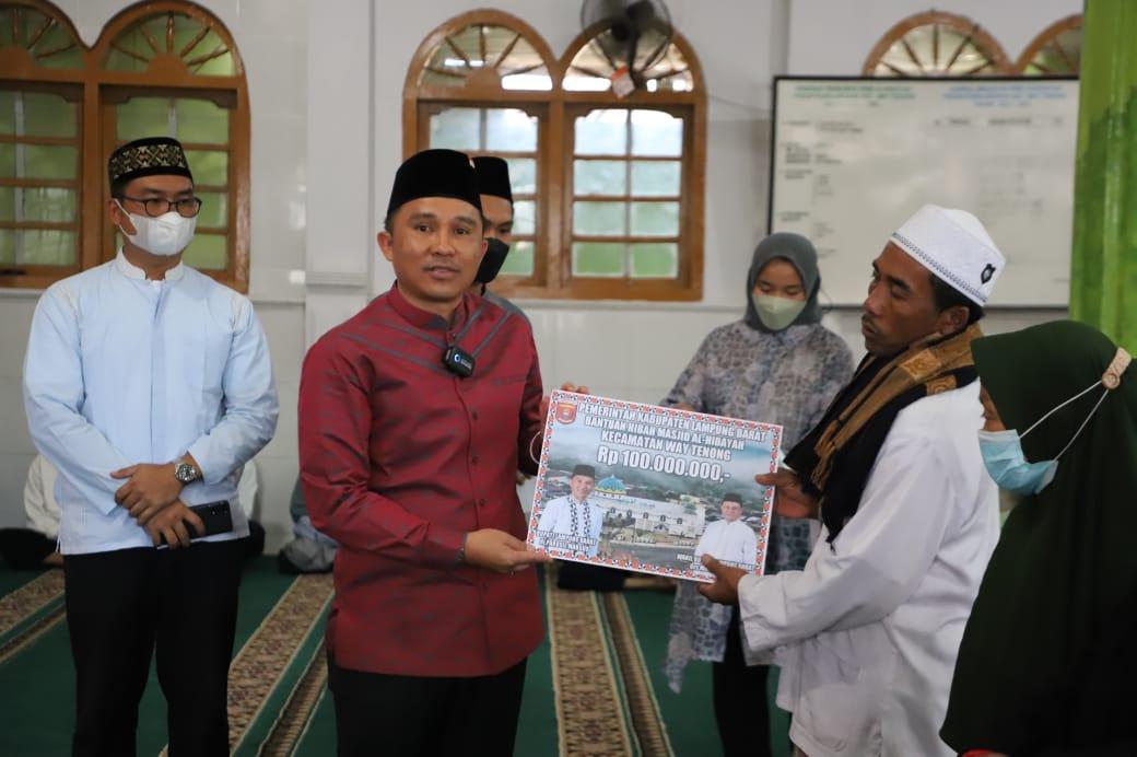 Renovasi Pembangunan Masjid Al-Hidayah, Bupati Parosil Berikan Bantuan Sebesar Rp.100 Juta