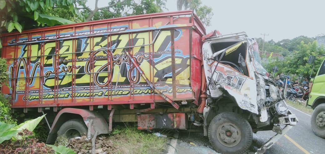 Lakalantas Truck VS Truck Di Jalinbar, Polisi Gelar Olah TKP dan Evakuasi Korban