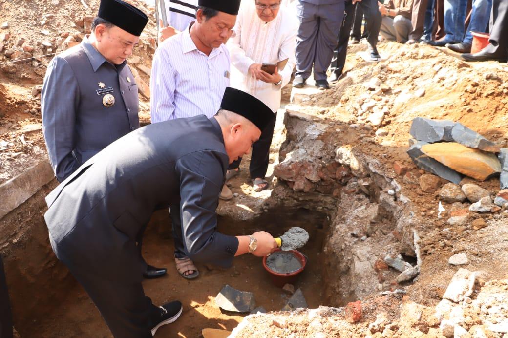 Bupati Parosil Hadiri Peletakan Batu Pertama Pembangunan Masjid AT - Taqwa