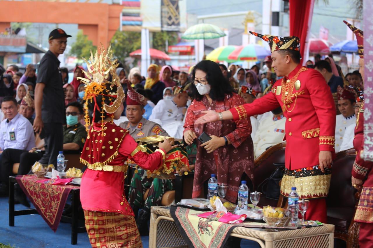 Bupati Parosil Melepas Pawai Karnaval Kemilau Budaya Bumi Sekala Bekhak Kharisma