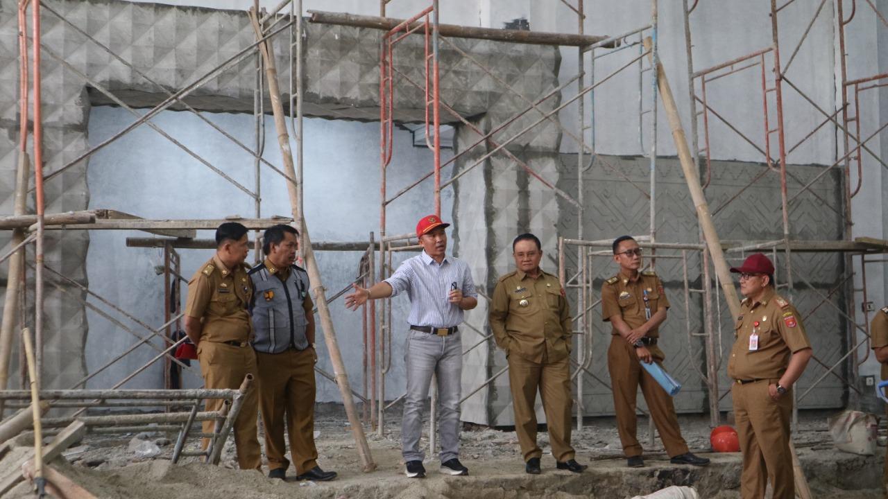Tinjau Pembangunan Lamban Pancasila, Bupati Parosil Targetkan Tepat Hari Jadi Kabupaten Selesai