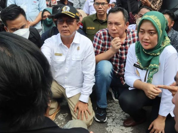 Bersama Wakil Gubernur Lampung, Ketua DPRD Provinsi Lampung Temui Massa Demonstran Aliansi Lampung Memanggil