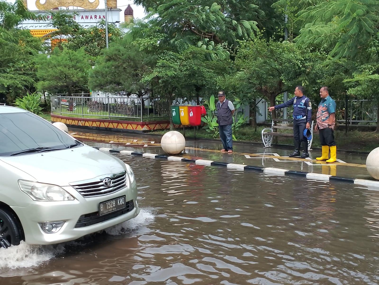 Intensitas Curah Hujan Tinggi, Kepala Dinas PUPR Gerak Cepat Tinjau Lokasi Banjir Simpang 4 Tugu Pengantin
