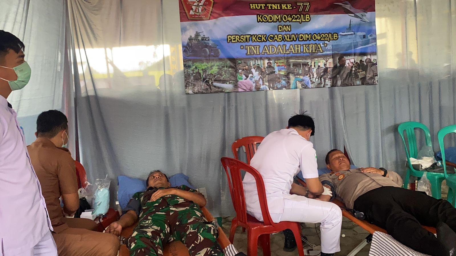 Tingkatkan Sinergitas TNI-POLRI, Kapolres Lampung Barat Lakukan Donor Darah Dalam Rangka HUT TNI ke-77