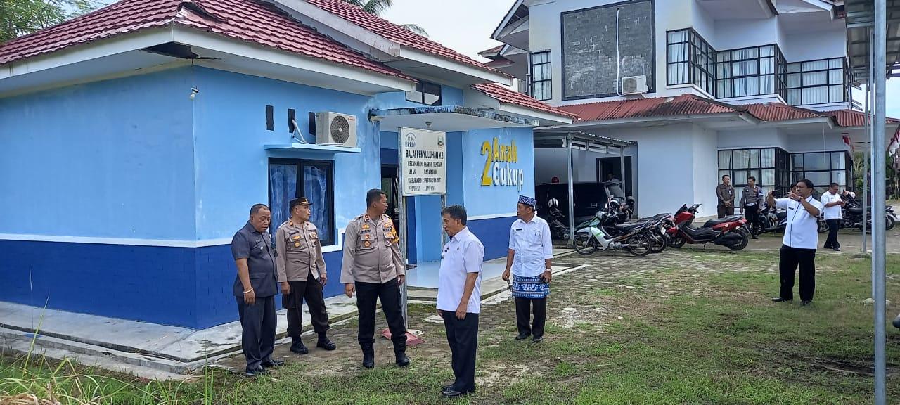 Kapolres Lampung Barat Tinjau Persiapan Kantor Sementara Polres Pesisir Barat Polda Lampung