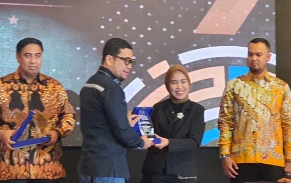 Temu Kader Nasional LPM Se-Indonesia, Penjabat Bupati Zaidirina Terima Penghargaan LPM Award 2022