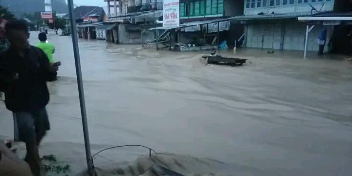Intensitas Curah Hujan Tinggi, Sungai Warkuk Meluap Banjiri Pemukiman Warga