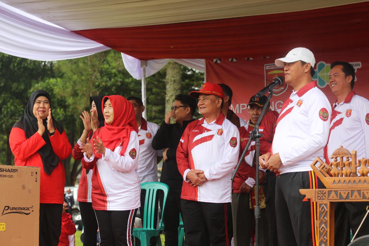 Peringatan Hari Kesehatan Nasional Ke-58, Pemerintah Kabupaten Lampung Barat Gelar Senam Bersama Dan Bagikan Berbagai Doorprize