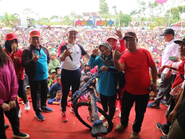 Bupati dan Wakil Bupati Lampung Barat, Hi. Parosil Mabsus - Mad Hasnurin, Gelar Jalan Sehat Bersama
