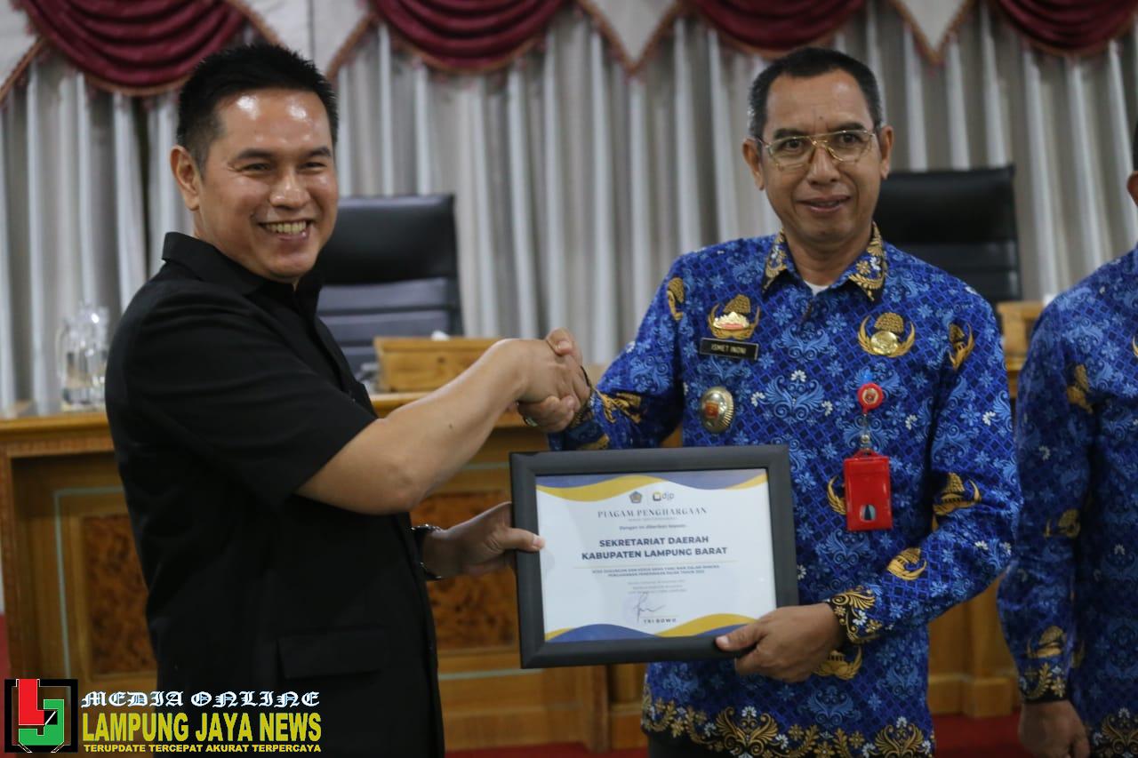 Dinilai Taat Dan Patuh Dalam Pelaporan Pajak, Pemerintah Kabupaten Lampung Barat Meraih Piagam Penghargaan Dari KPP Pratama Kotabumi
