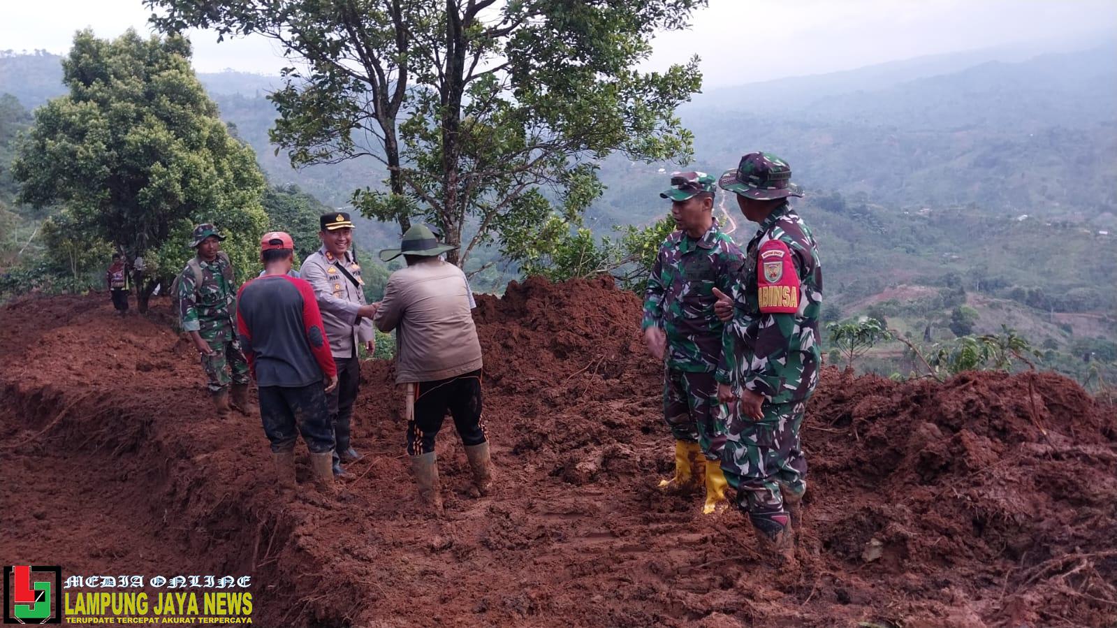 Bersama Kapolres, Komandan Kodim 0422/LB Tinjau Langsung Lokasi Tanah Longsor Di Lampung Barat