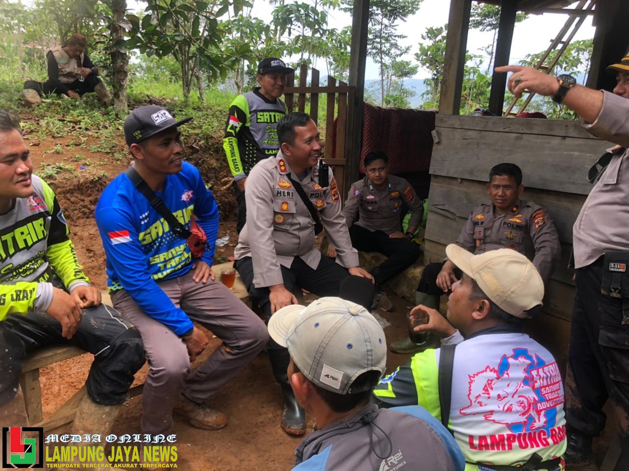 Jumat Curhat, Kapolres Lampung Barat Dengar Keluhan Warga Pengungsian Tanah Longsor