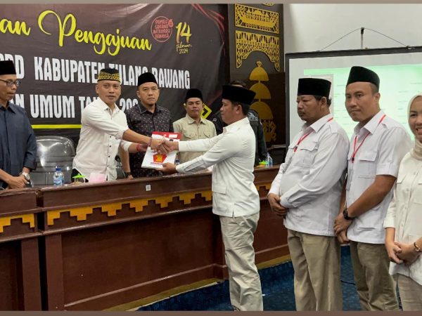 Bersama 40 Bacaleg, Aliasan Ketua DPC Partai Gerindra Serahkan Berkas Pendaftaran Di KPU Tulang Bawang