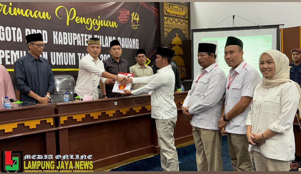 Bersama 40 Bacaleg, Aliasan Ketua DPC Partai Gerindra Serahkan Berkas Pendaftaran Di KPU Tulang Bawang