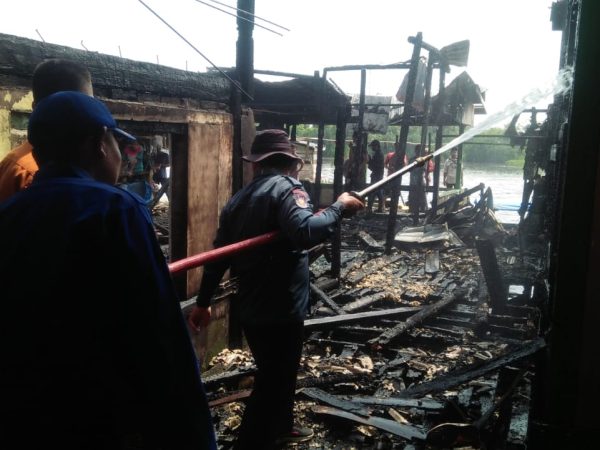 Tiga Rumah Milik Warga Desa Wiralaga II Terbakar Akibat Konsleting Listrik