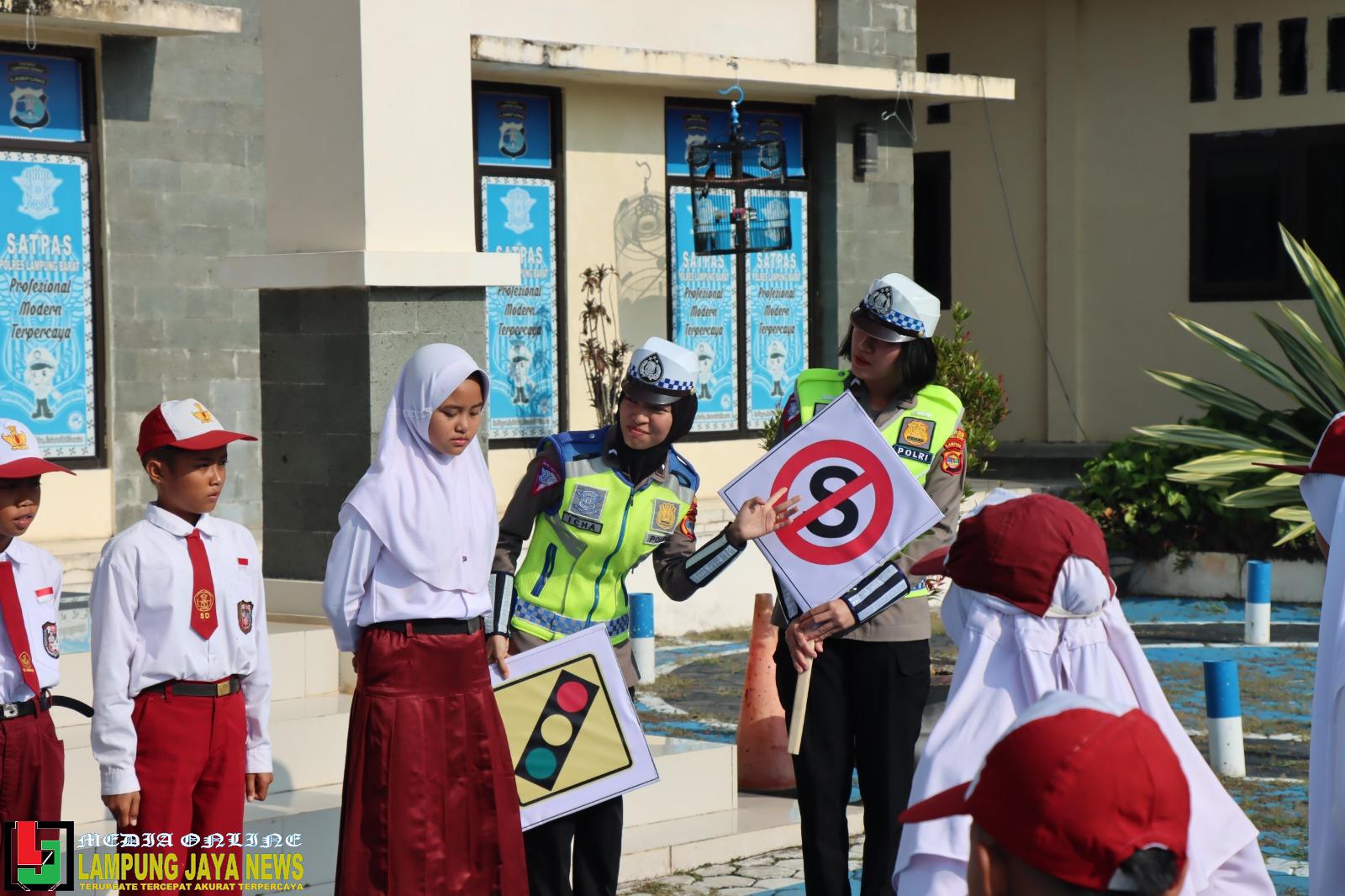 Pengenalan Tertib Lalu Lintas Sejak Dini, Siswa SDN 02 Karang Agung Kunjungi Polres Lampung Barat