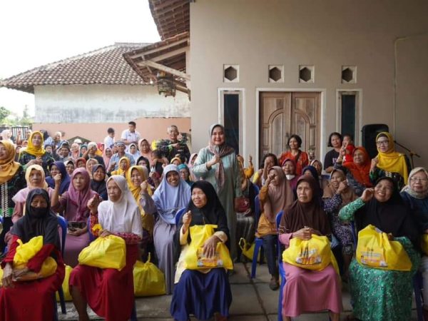 Peringati Hari Lansia Tahun 2023, Ketua LKKS Provinsi Lampung Menyerahkan Bantuan Sosial di Kecamatan Jati Agung