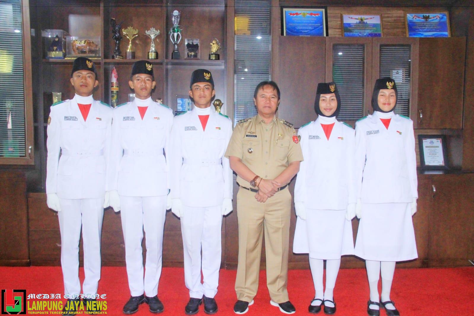 Lima Pasukan Paskibraka HUT Ke-78 Republik Indonesia Perwakilan Kabupaten Lampung Barat, Terima Reward Dari Pj Bupati Nukman