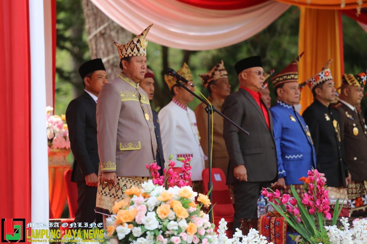 Masuki Usia Ke-32 Tahun Kabupaten Lampung Barat, Pj Bupati Nukman Pimpin Upacara Bendera