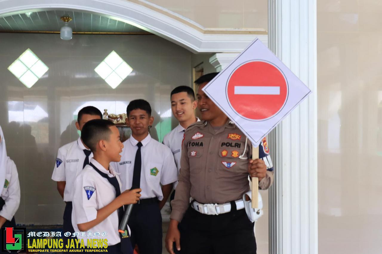 "Police Goes To School, Satuan Lalu Lintas Polres Lampung Barat Gelar Kunjungan di Mts Negeri 1 Liwa