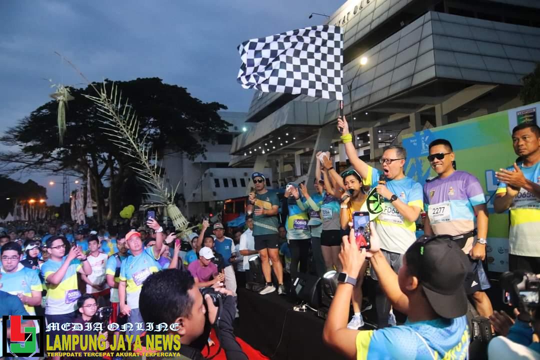 Mewakili Gubernur, Sekdaprov Lampung Fahrizal Darminto Melepas Peserta Lampung Half Marathon Tahun 2023