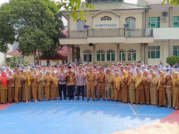 Pimpin Upacara Di SMAN 1 Bandar Lampung, Kapolda Irjen Pol Helmy Santika Berpesan  Jauhkan Tindakan Melanggar Hukum