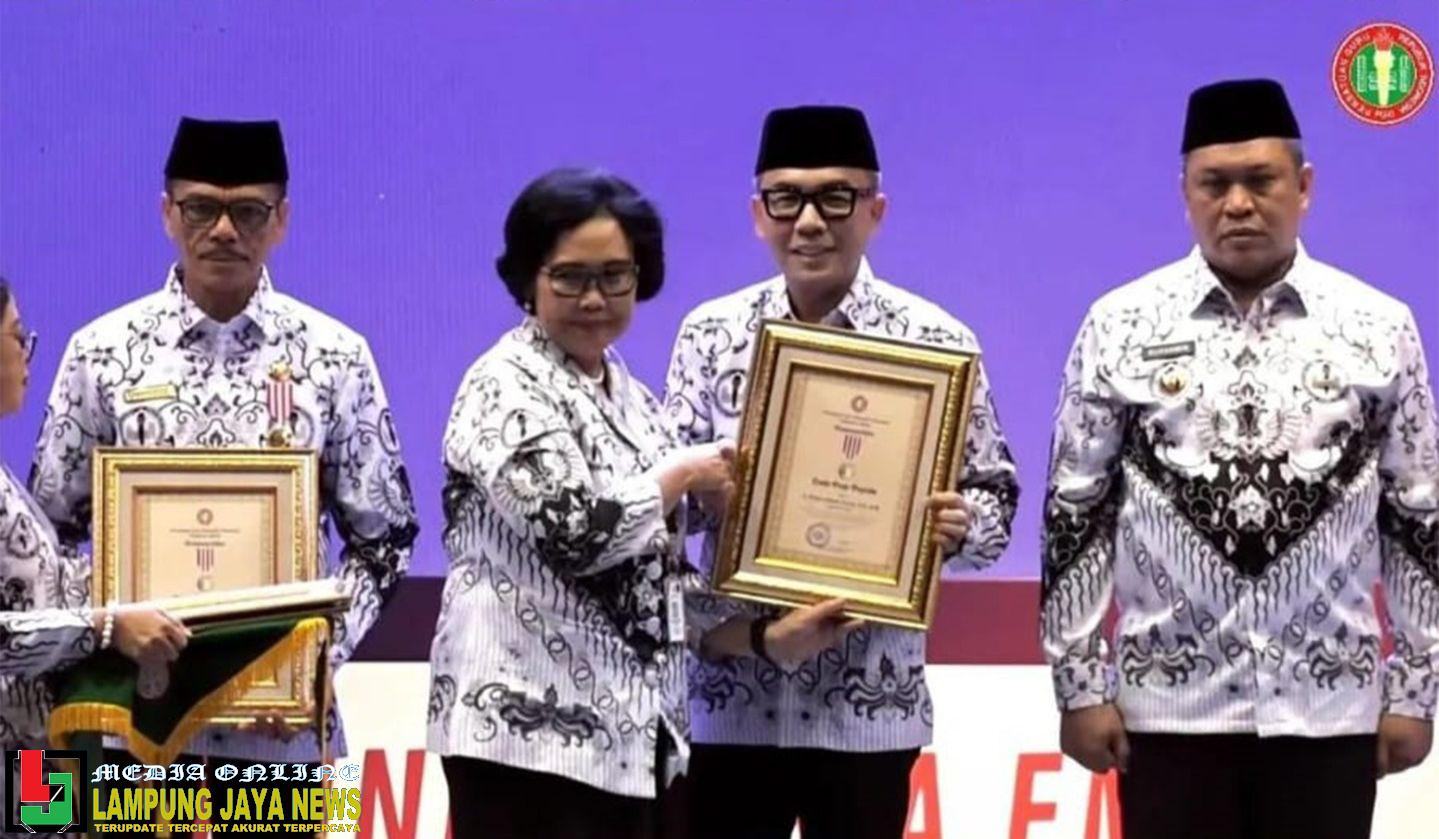 Terima Anugerah Dwija Praja Nugraha, Raden Adipati Surya Persembahkan Penghargaan Kepada Tenaga Pendidik Way Kanan