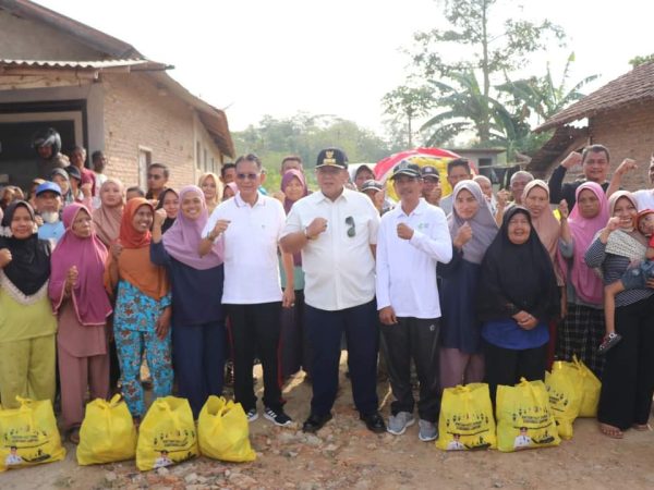 Gubernur Arinal Djunaidi Serahkan Bantuan Sosial di Pekon Blitarejo Kabupaten Pringsewu