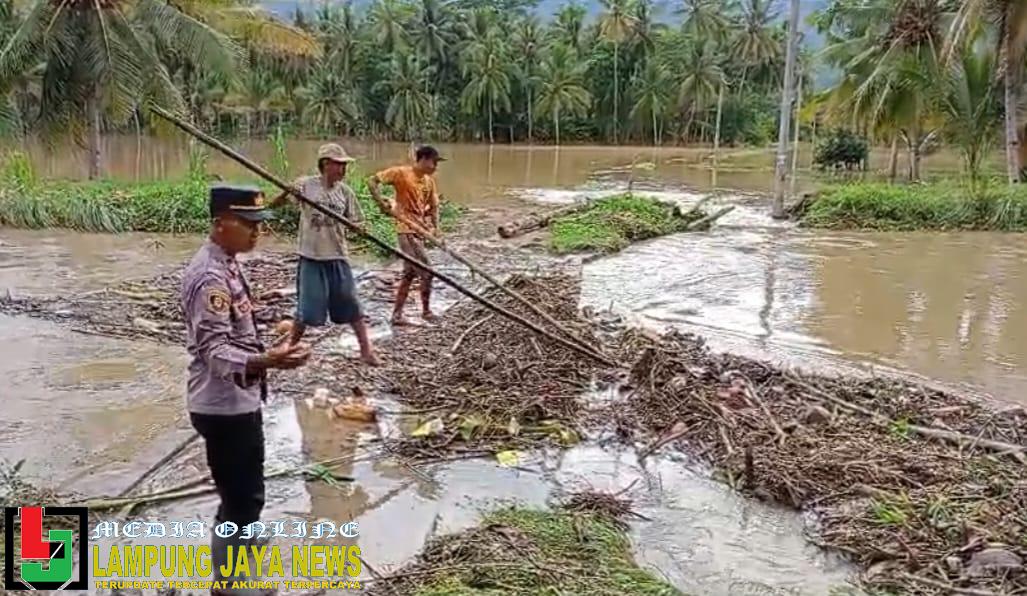 Polsek Semaka Identifikasi Bencana Banjir yang Terjadi di Wilayah Hukumnya