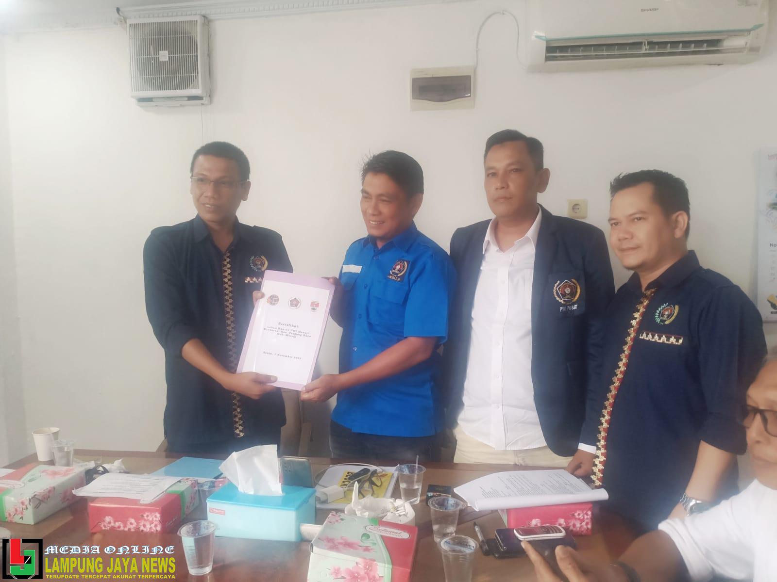 PWI Mesuji Serahkan Sertifikat Balai Wartawan Swara Pangeran Muhammad Ali Kepada Ketua PWI Lampung