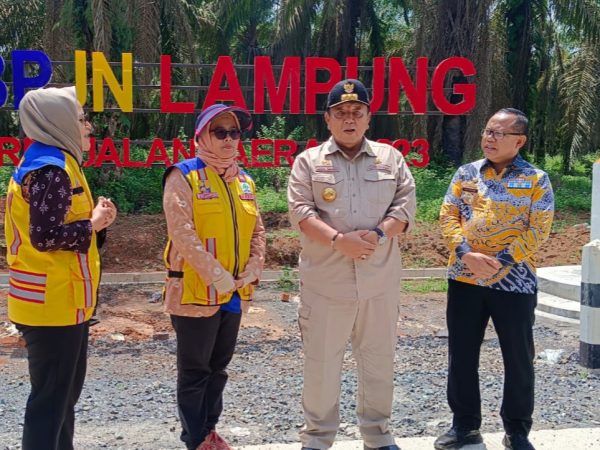 Pastikan Jalan Provinsi Di Perbaiki, Pj Bupati Sulpakar Ajak Gubernur Arinal Berkunjung Ke Desa Wiralaga
