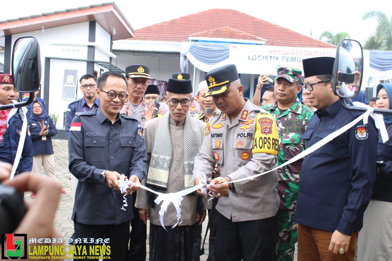 Resmi Potong Pita, KPU Way Kanan Distribusikan Logistik Pemilu 2024