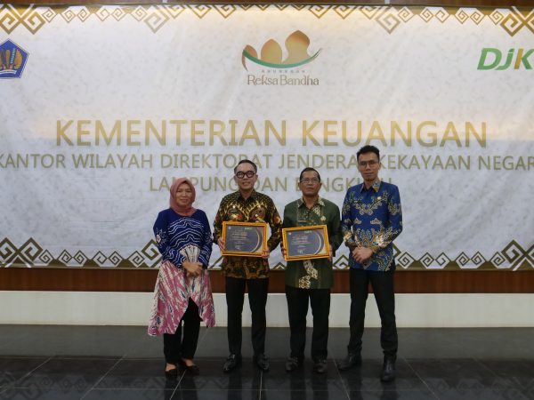 Kabupaten Way Kanan Raih 2 Penghargaan Dari Kementerian Keuangan Melalui Kantor Wilayah DJKN Lampung dan Bengkulu