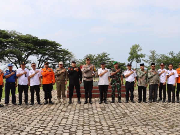 Siap Laksanakan Operasi Ketupat Krakatau 2024, Kapolres Tanggamus Pimpin Apel Gelar Pasukan