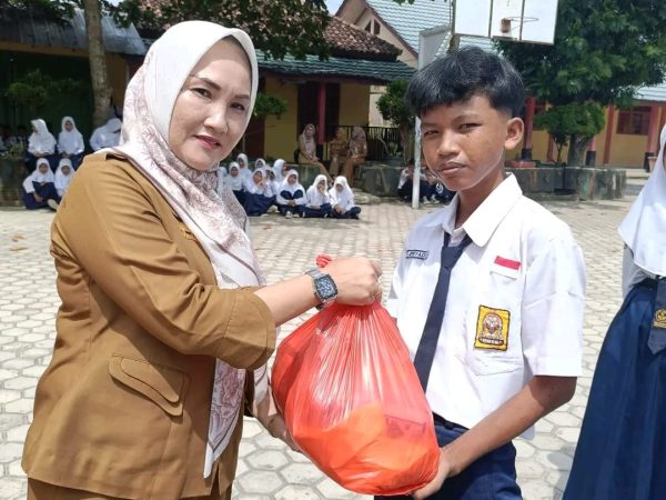 Semarakkan Ramadhan, SMPN 1 Menggala Berbagi Sembako Kepada Siswa-Siswinya