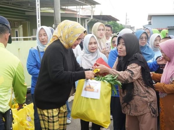 Ketua TP PKK Provinsi Lampung Berikan Bantuan Kepada Korban Banjir di Teluk Betung
