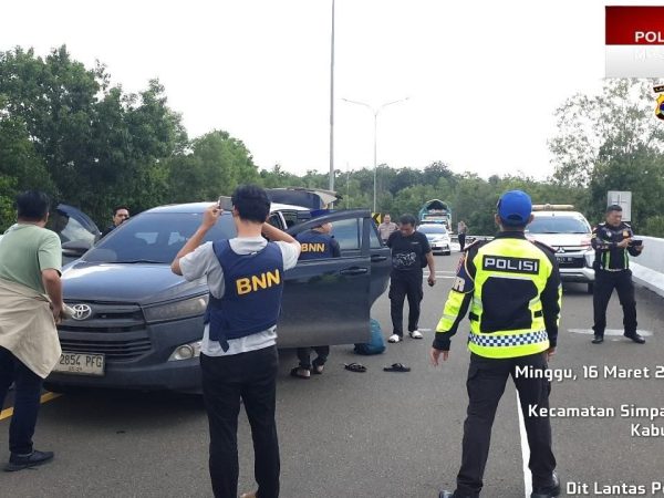 BNNP dan PJR Polda Lampung Gagalkan Penyelundupan 15 Kg Sabu di Tol Terpeka BNNP dan PJR Polda Lampung Gagalkan Penyelundupan 15 Kg Sabu di Tol Terpeka