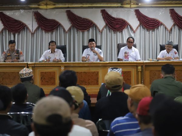 Temui Silaturahni Pedagang Kuliner Lampung Barat, Bupati Parosil Akan Maksimalkan Sosialisasi Agar Pedagang Tidak Dirugikan Temui Silaturahni Pedagang Kuliner Lampung Barat, Bupati Parosil Akan Maksimalkan Sosialisasi Agar Pedagang Tidak Dirugikan