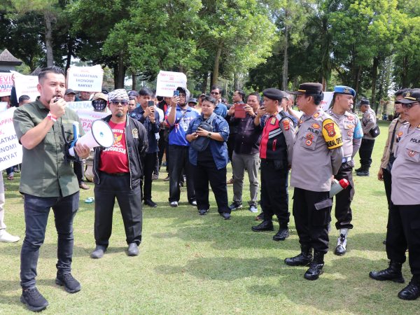 Polres Lampung Barat Amankan Aksi Damai GPKH-LB di Pemda Lampung Barat Polres Lampung Barat Amankan Aksi Damai GPKH-LB di Pemda Lampung Barat