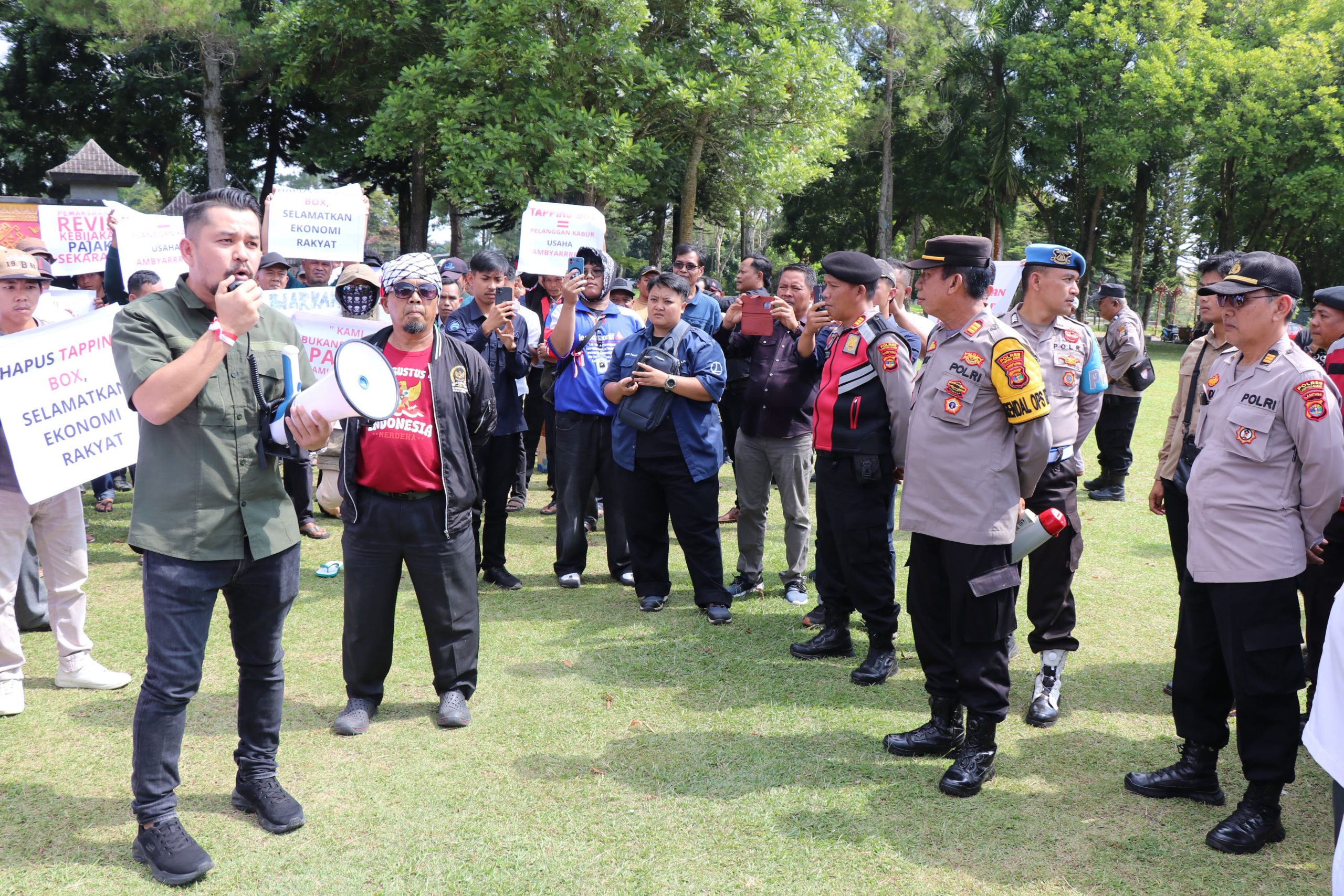 Polres Lampung Barat Amankan Aksi Damai GPKH-LB di Pemda Lampung Barat Polres Lampung Barat Amankan Aksi Damai GPKH-LB di Pemda Lampung Barat