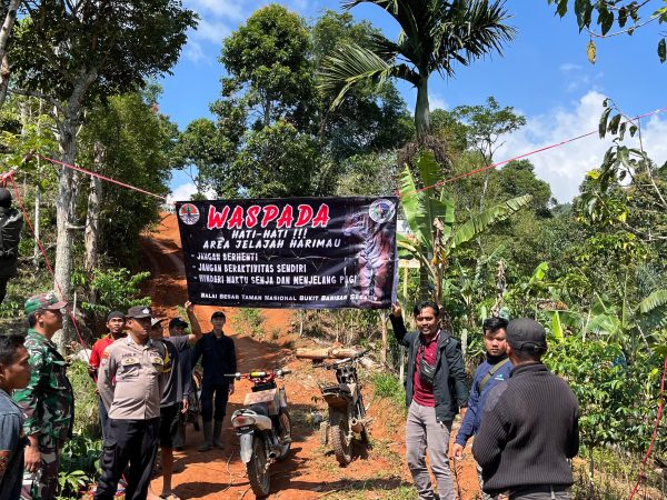 Bersama stakeholder Terkait, Polres Lampung Barat Pasang Himbauan dan Kamera Trap di Area Jelajah Harimau Bersama stakeholder Terkait, Polres Lampung Barat Pasang Himbauan dan Kamera Trap di Area Jelajah Harimau