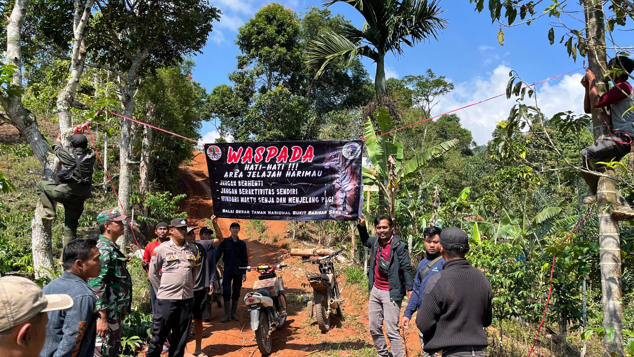 Bersama stakeholder Terkait, Polres Lampung Barat Pasang Himbauan dan Kamera Trap di Area Jelajah Harimau Bersama stakeholder Terkait, Polres Lampung Barat Pasang Himbauan dan Kamera Trap di Area Jelajah Harimau